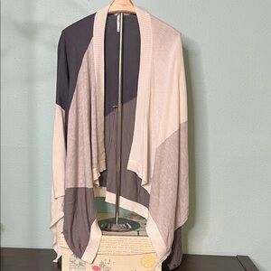 lululemon athletica Tri-Tone Cape - Black, Gray, Cream